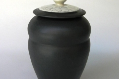 black-jar-with-crackle-lid